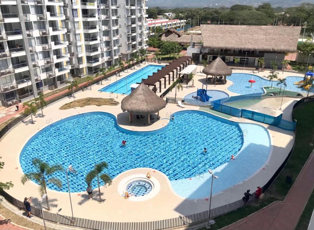 einen Blick über den Pool eines Resorts in der Unterkunft Espectacular apartamento en Condominio Peñazul con BBQ in Ricaurte