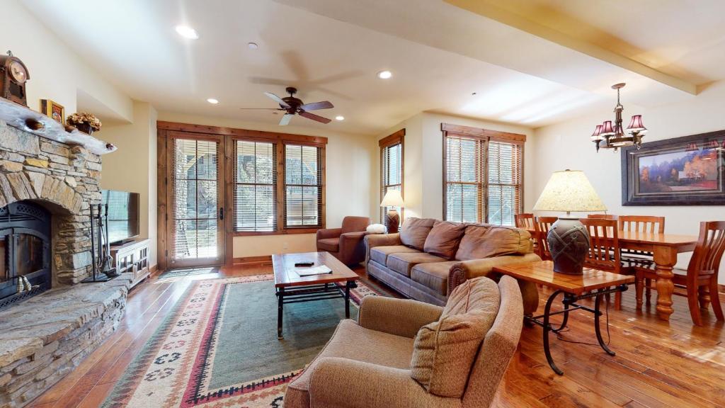 a living room with a couch and a fireplace at Snowcreek VI The Lodges #1133 condo in Mammoth Lakes