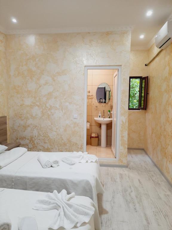 Llit o llits en una habitació de Inaisi Hotel