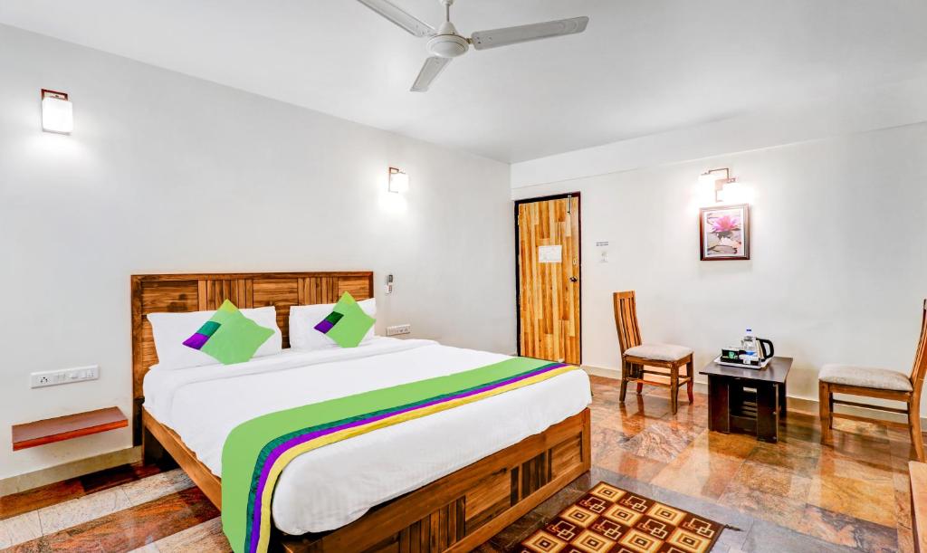 Een bed of bedden in een kamer bij Treebo Trend Benaka Residency
