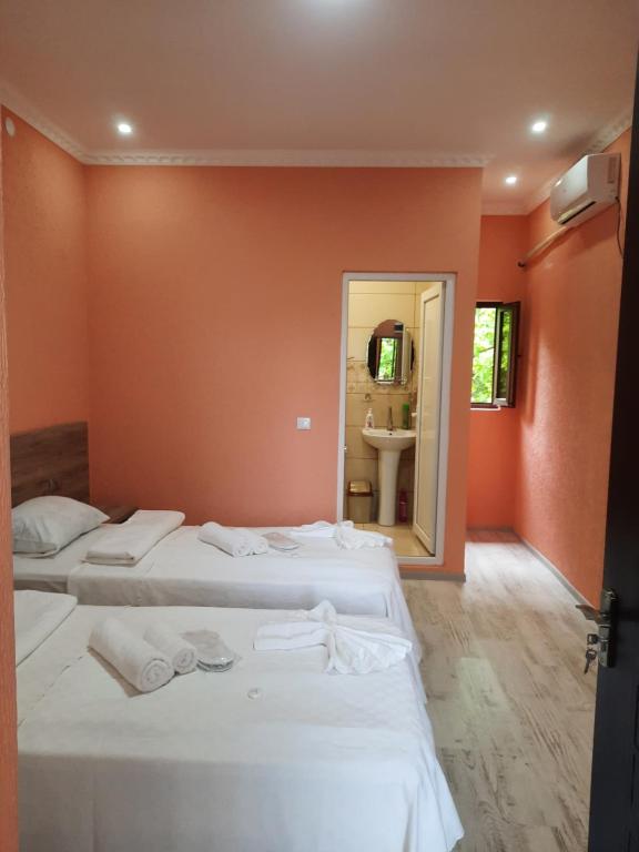 Llit o llits en una habitació de Inaisi Hotel
