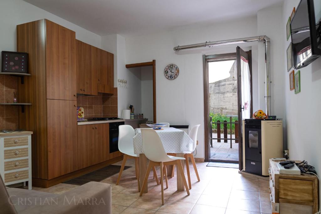 - une cuisine avec une table et des chaises dans la chambre dans l'établissement Casa R&G Lorica, à Lorica