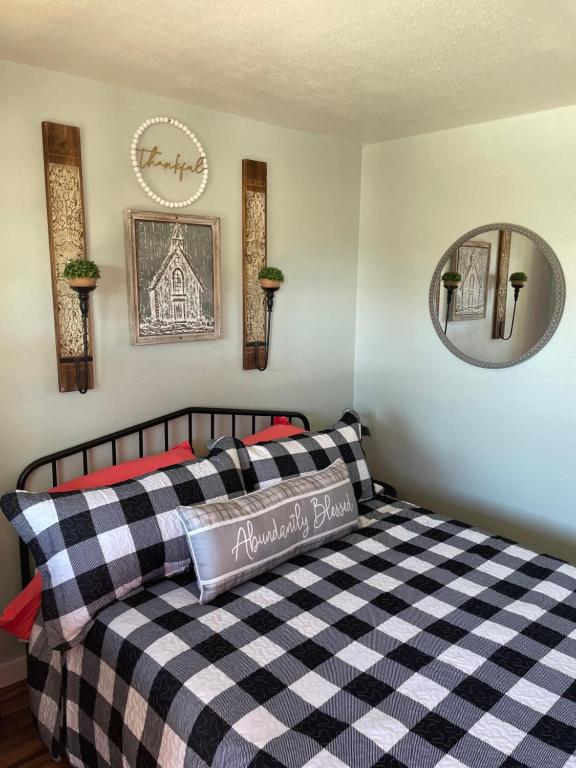- une chambre avec un lit à damiers noir et blanc dans l'établissement Millz Manor, à Fall River Mills