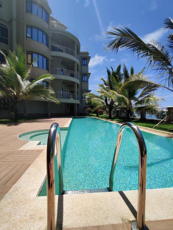 Bazén v ubytování English Point Residence Beach Apartments Mombasa nebo v jeho okolí