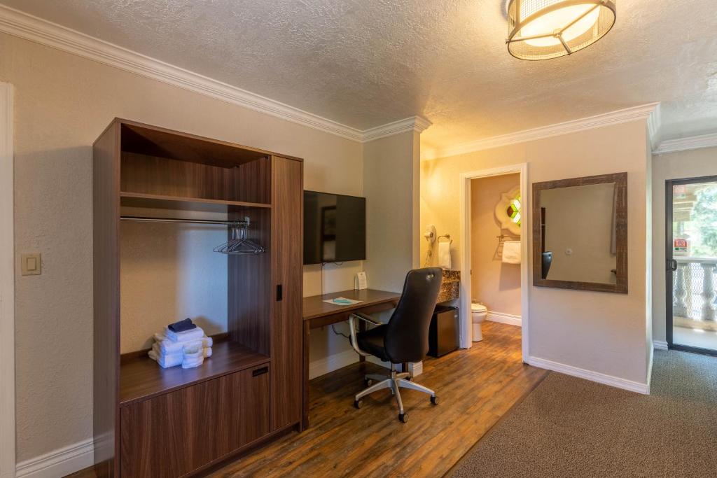 an office with a desk and a chair in a room at Cedars Resort in Sedona