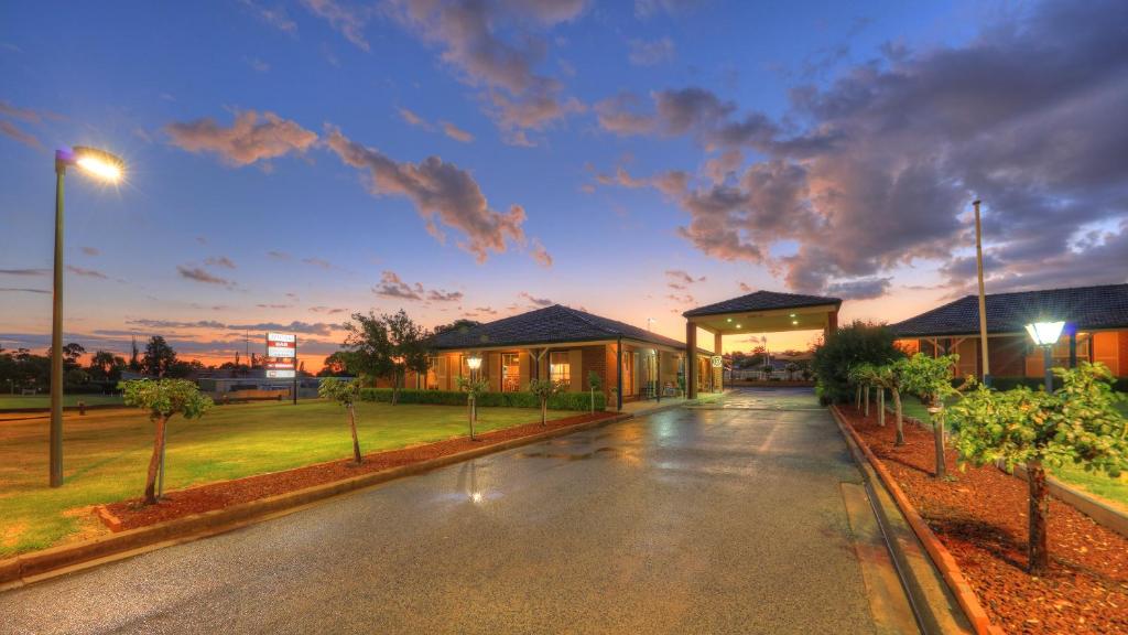 una calle vacía delante de una casa en Bushman's Motor Inn, en Parkes