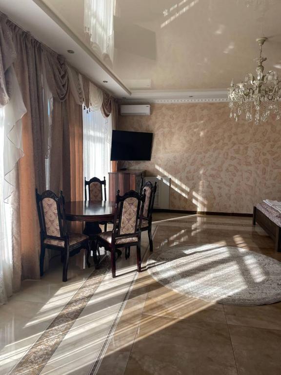 TV a/nebo společenská místnost v ubytování Hotel Ashad