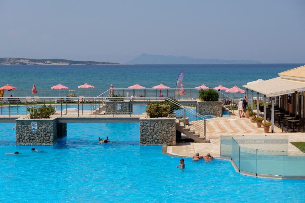 Bazén v ubytování Hotel Athina nebo v jeho okolí