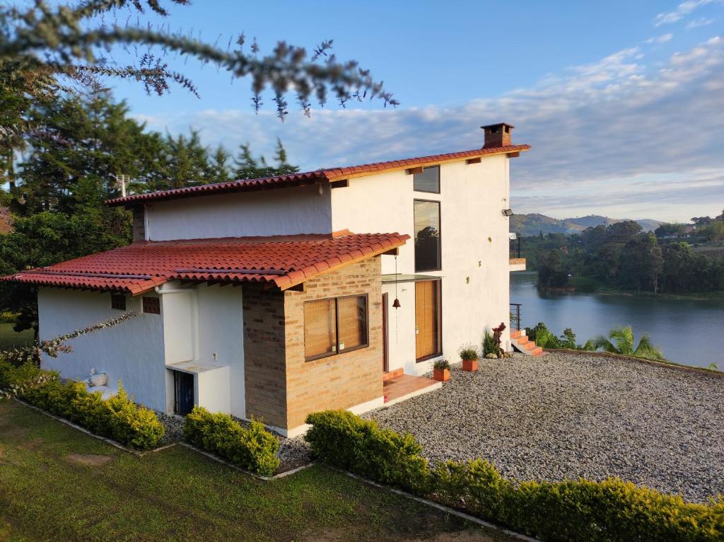 une maison avec vue sur un lac dans l'établissement La Villa, Espectaculares vistas al lago Peñol-Guatape, à Guatapé