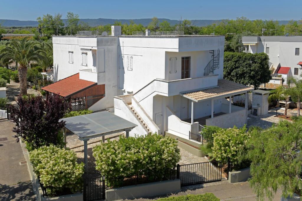 una vista aérea de una casa blanca en Villetta Terme di Torre Canne, en Torre Canne