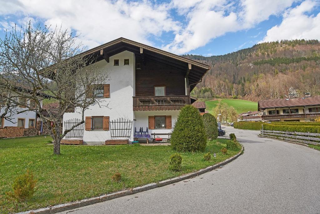 una casa al lado de una carretera en Ferienwohnungen Bergfex, en Ramsau