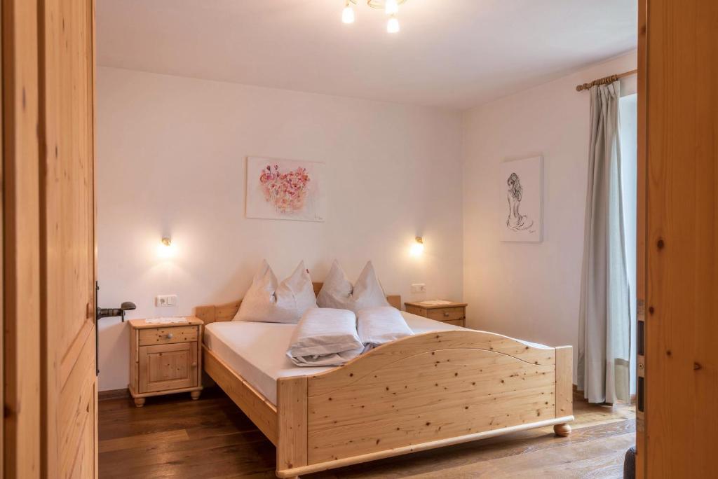 A bed or beds in a room at App Plose Winklerhof