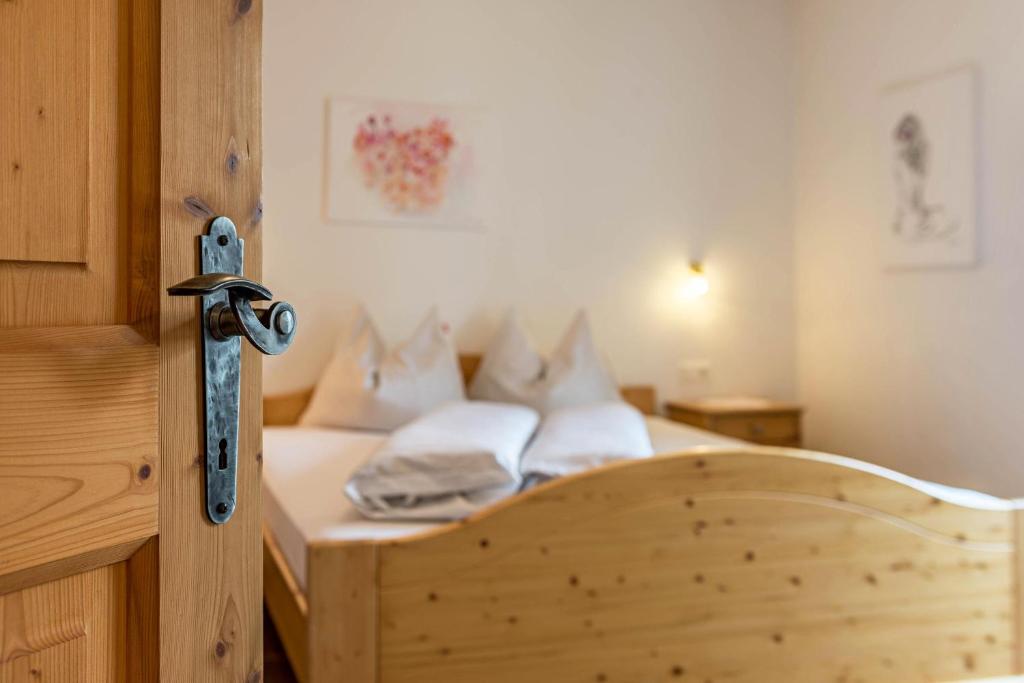 A bed or beds in a room at App Plose Winklerhof