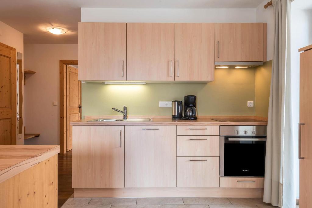 A kitchen or kitchenette at App Plose Winklerhof