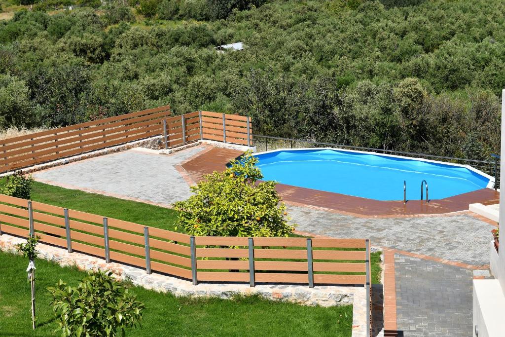 Bazén v ubytování Petrino in Sisi with private pool and garden nebo v jeho okolí