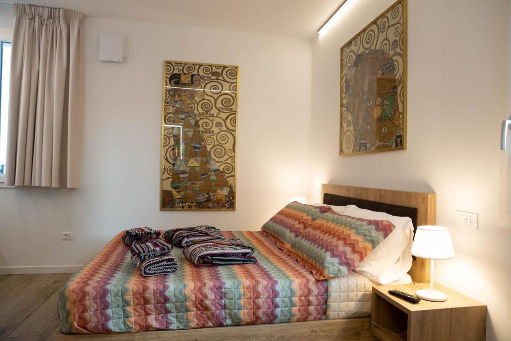 sypialnia z łóżkiem z kolorowym kocem w obiekcie Vespasiani Suites w mieście San Benedetto del Tronto