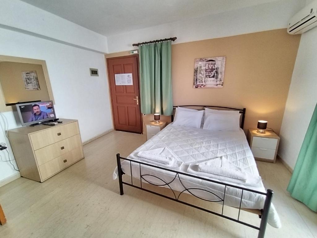 Łóżko lub łóżka w pokoju w obiekcie Koula Apartments