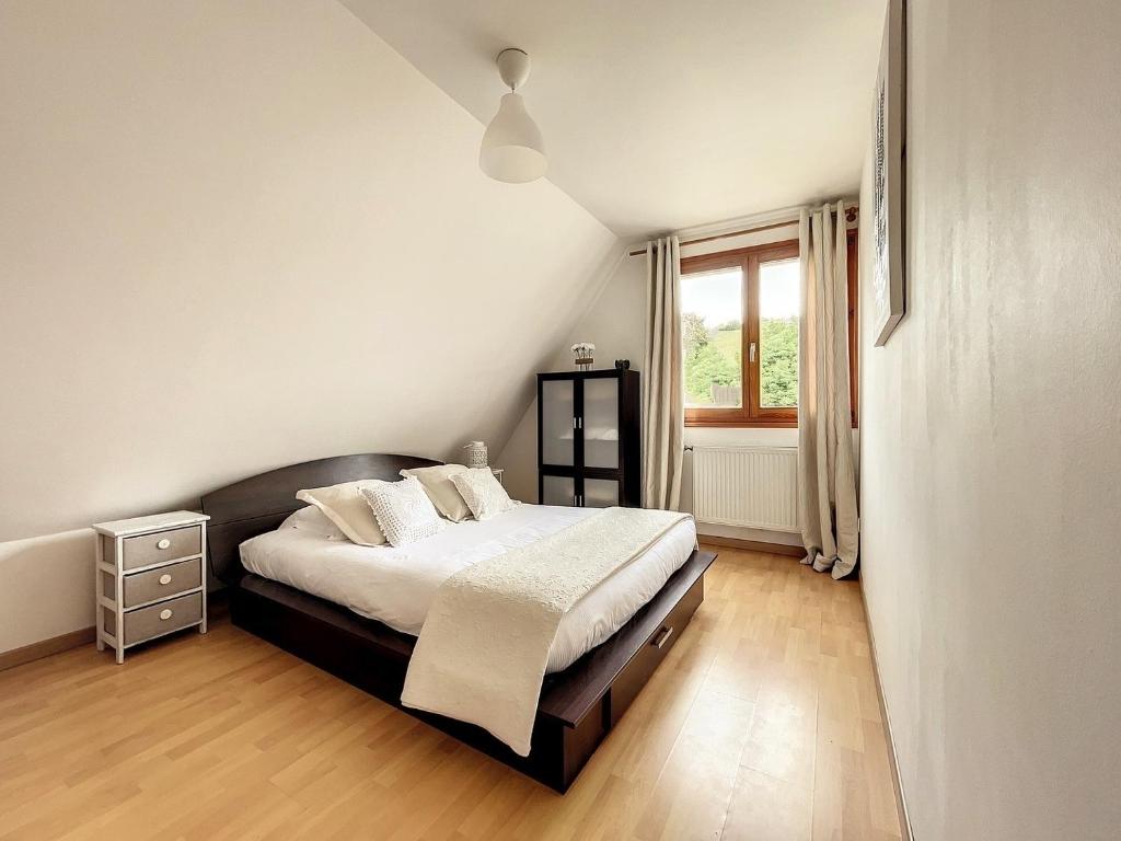 una camera con un grande letto e una finestra di Gite du vignoble a Riquewihr