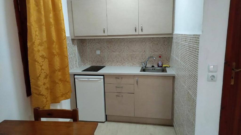 Kuchnia lub aneks kuchenny w obiekcie Koula Apartments