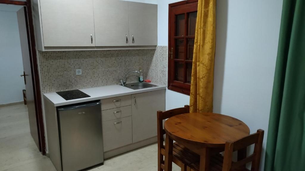 Kuchnia lub aneks kuchenny w obiekcie Koula Apartments