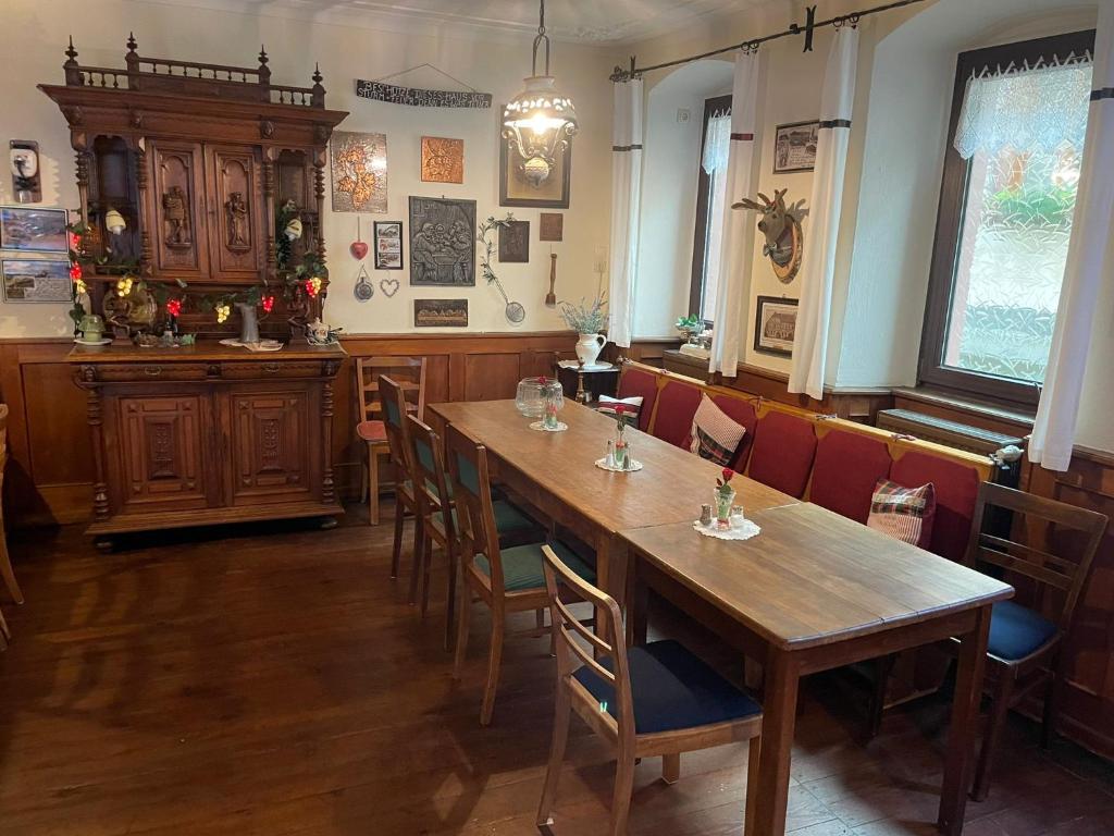 Restaurace v ubytování Gästehaus Grüner Baum