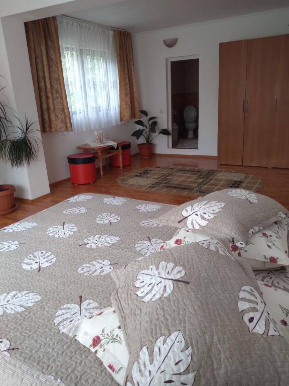 ein Schlafzimmer mit 2 Betten mit Kissen darauf in der Unterkunft Vila Bogdan in Buşteni