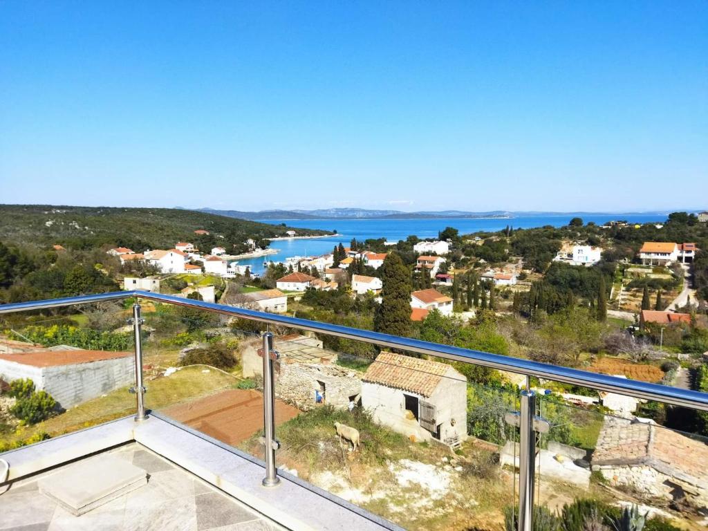 uma vista da cidade a partir da varanda de uma casa em Sea & Sun apartments em Žman
