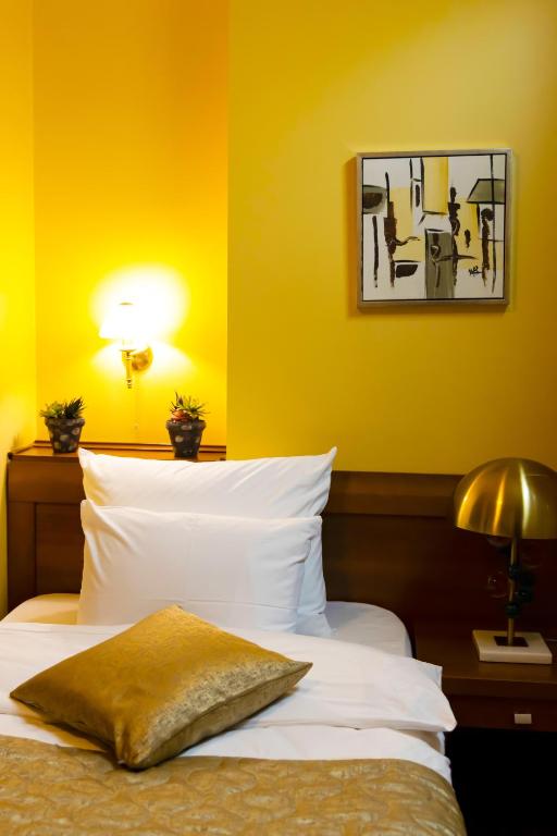 Postel nebo postele na pokoji v ubytování Hotel Ambasador Prishtina