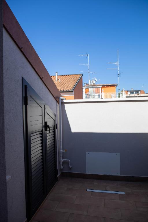otwarte drzwi do budynku z dachem w obiekcie Vespasiani Suites w mieście San Benedetto del Tronto