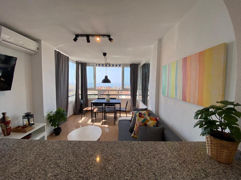 ein Wohnzimmer mit Blick auf ein Wohnzimmer in der Unterkunft Apartamento DIORAMA D con impresionante vista, piscina y parking in Benalmádena