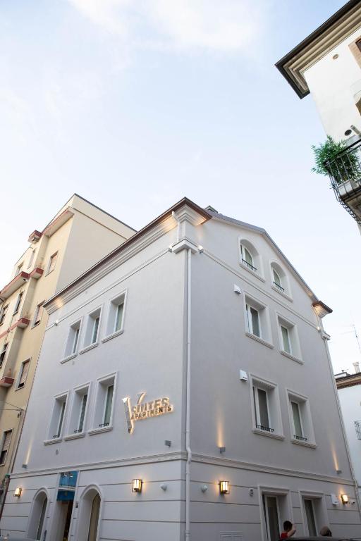 duży biały budynek z napisem w obiekcie Vespasiani Suites w mieście San Benedetto del Tronto