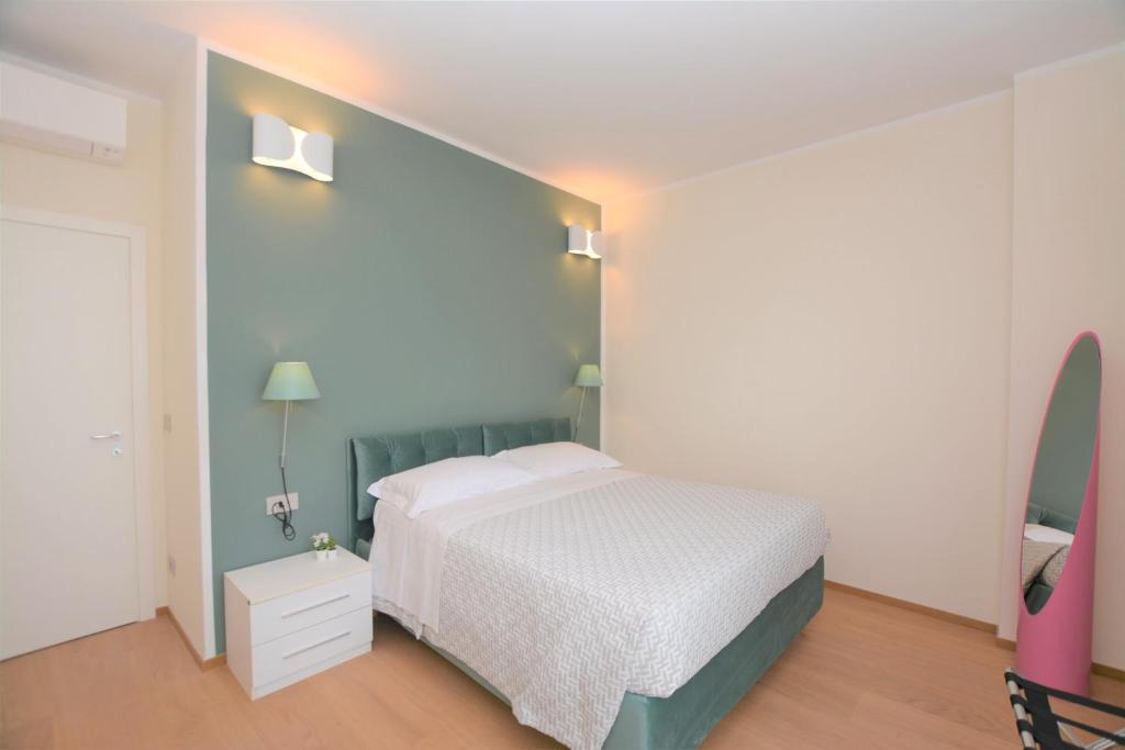 sypialnia z łóżkiem i deską surfingową na ścianie w obiekcie La Dotta apartments - Via Jacopo Barozzi 2 w Bolonii