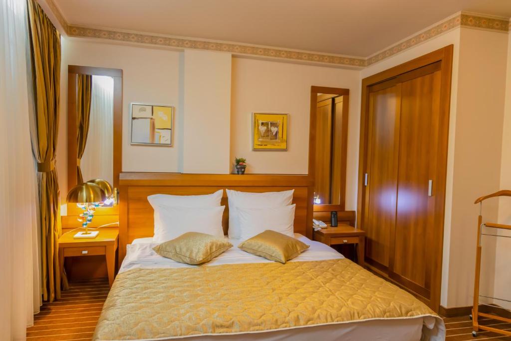Postel nebo postele na pokoji v ubytování Hotel Ambasador Prishtina