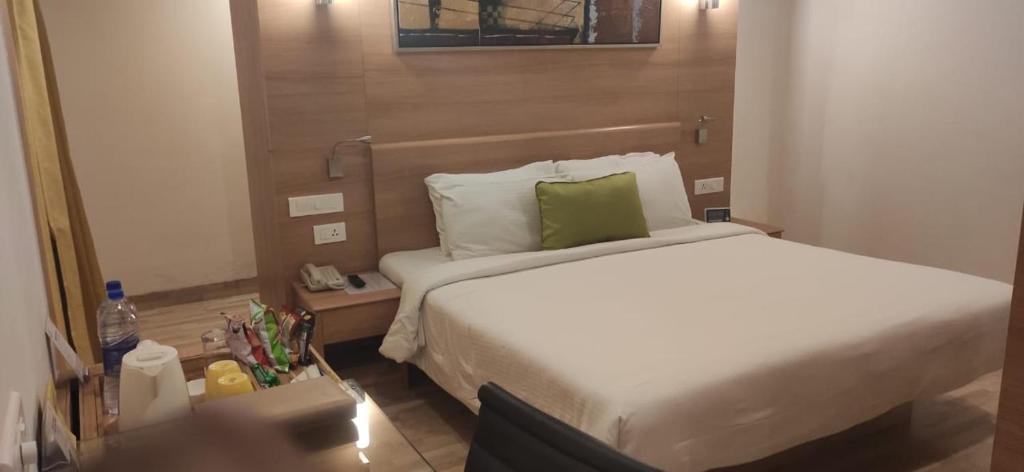 Postel nebo postele na pokoji v ubytování Lemon Tree Hotel Coimbatore