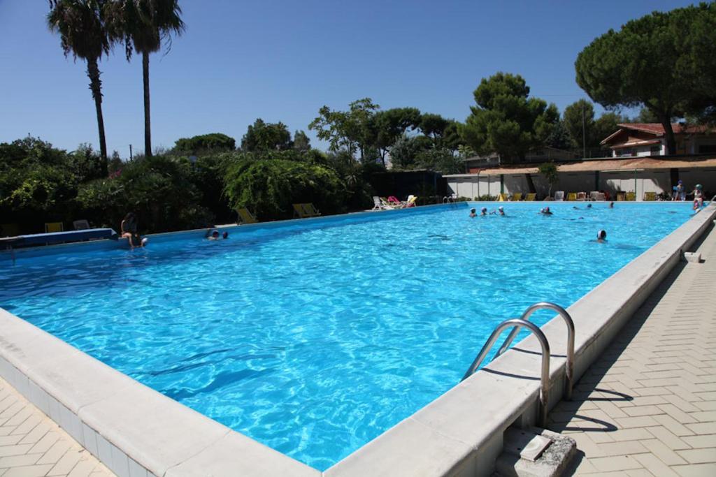 Bazén v ubytovaní Blu Sun Apartment in Complesso Riva del Sole alebo v jeho blízkosti