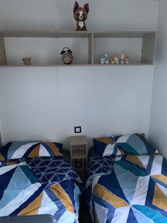 Łóżko lub łóżka w pokoju w obiekcie Le mobilhome de Evelyne et Serge