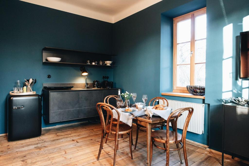克拉根福的住宿－Villa100und10 by Seebnb，厨房里设有1间带桌椅的用餐室