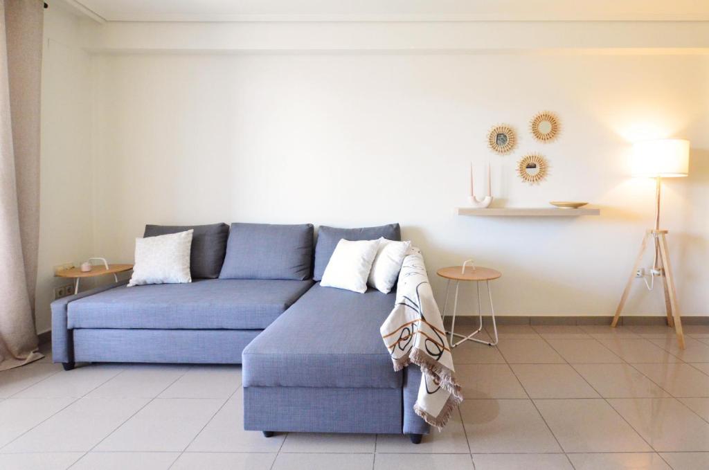 a blue couch sitting in a living room at Apartamento frente al mar in Valencia