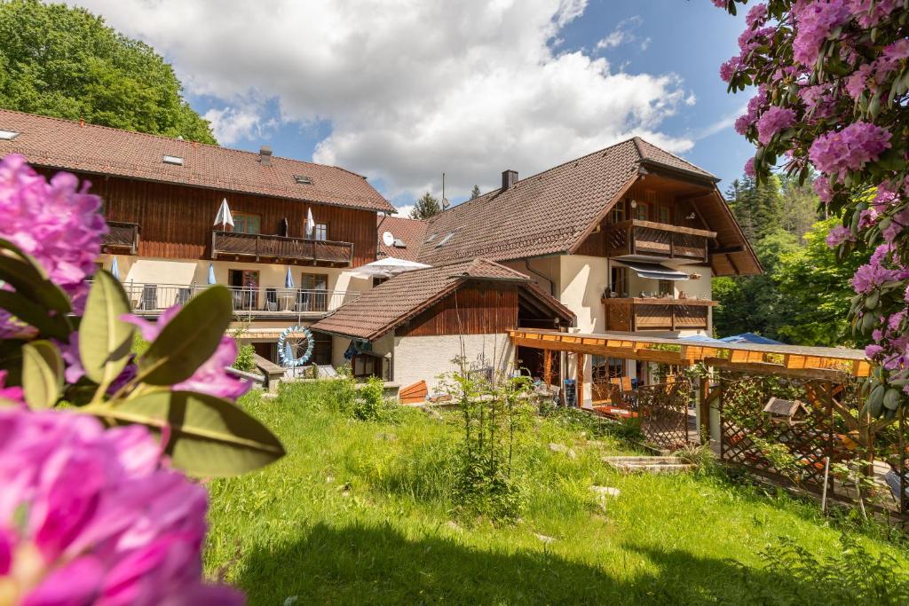 une maison fleurie au milieu d'une cour dans l'établissement Zur Triftsperre, à Passau