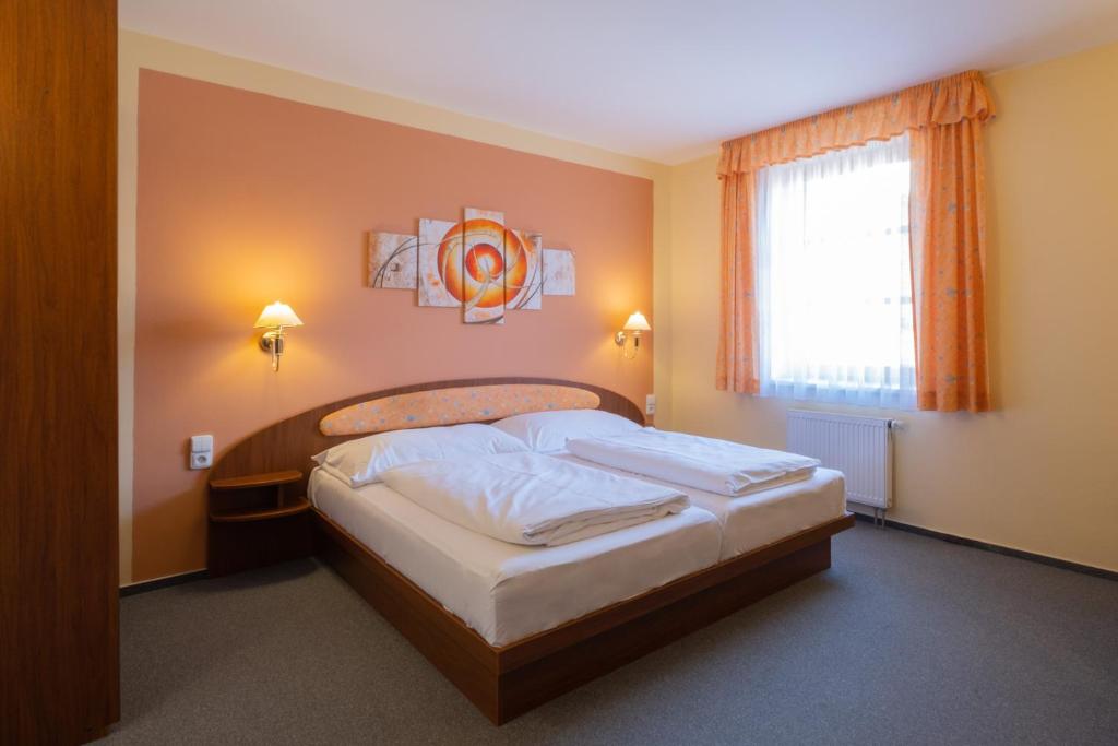 Postel nebo postele na pokoji v ubytování Hotel Mohelnice