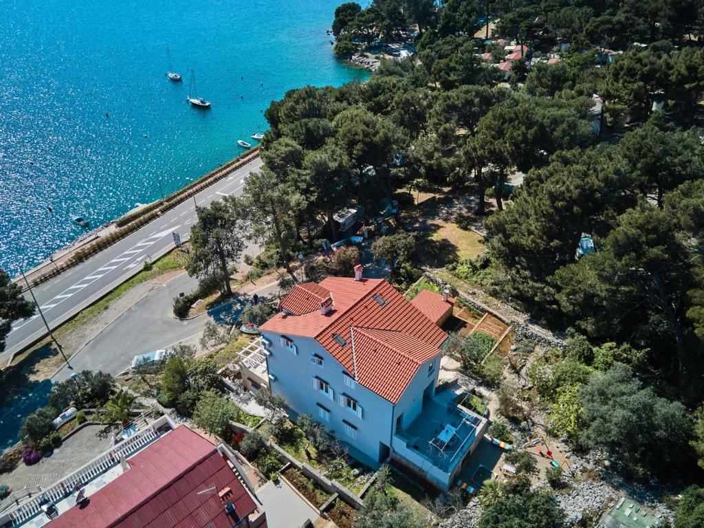 een luchtzicht op een huis naast het water bij House Katarina with sea view and berth in Mali Lošinj