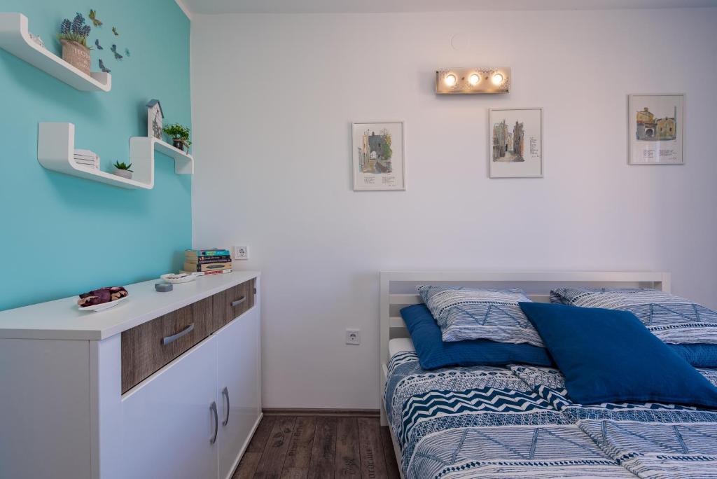 Łóżko lub łóżka w pokoju w obiekcie R&B Family Apartments