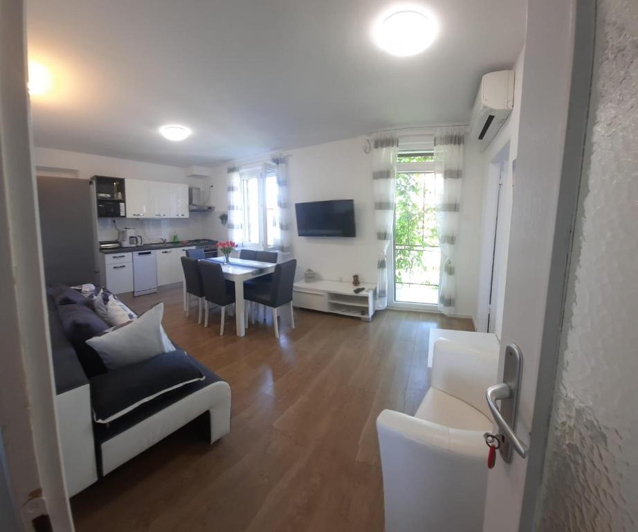Kuchyň nebo kuchyňský kout v ubytování Beach apartment KATE with sea view, balcony and parking, MURTER, DALMATIA