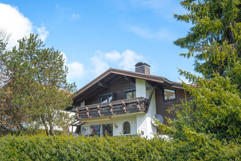 una casa en una colina con árboles en Schöne Aussicht, en Fischen