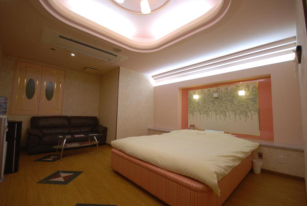 Postel nebo postele na pokoji v ubytování HOTEL WiLL EX 大高 レジャーホテル