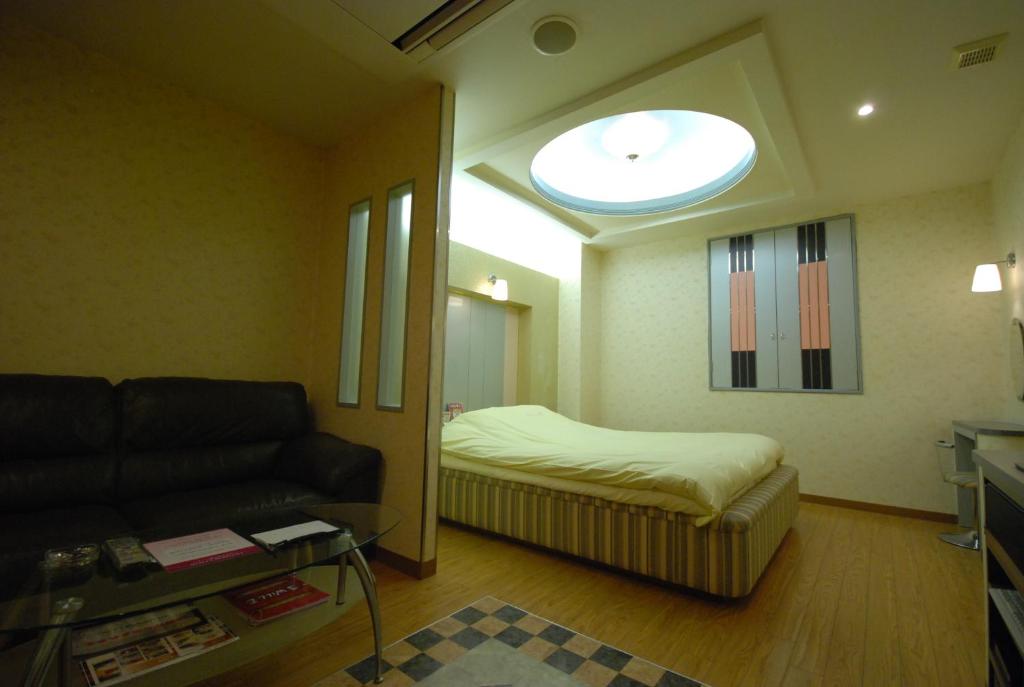 Postel nebo postele na pokoji v ubytování HOTEL WiLL EX 大高 レジャーホテル