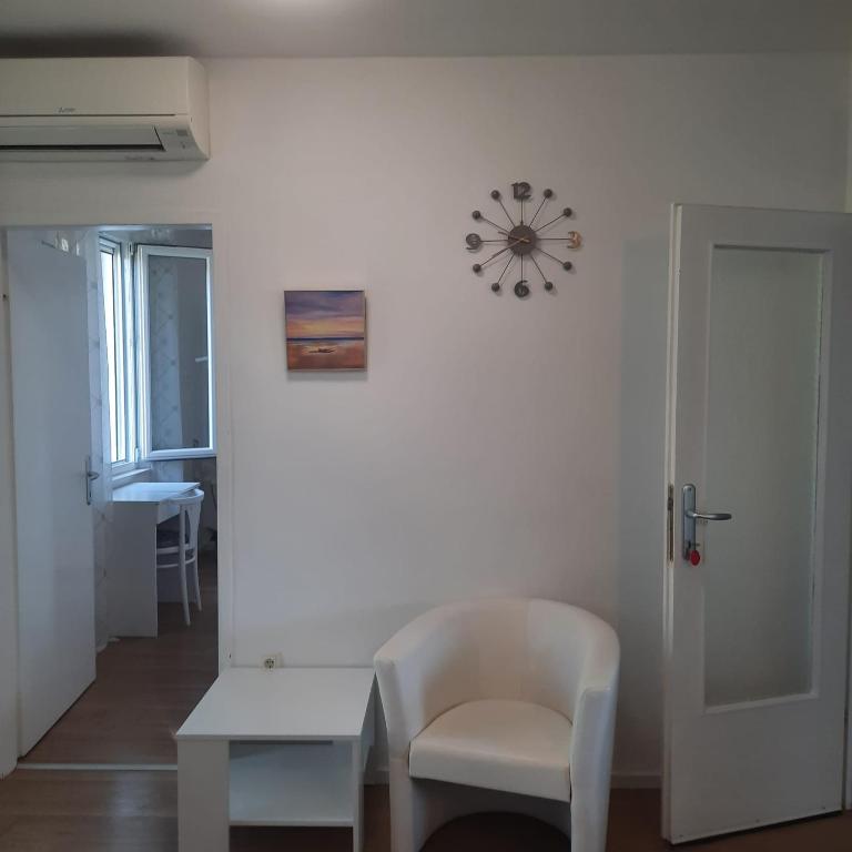 Fotografie z fotogalerie ubytování Beach apartment KATE with sea view, balcony and parking, MURTER, DALMATIA v Murteru