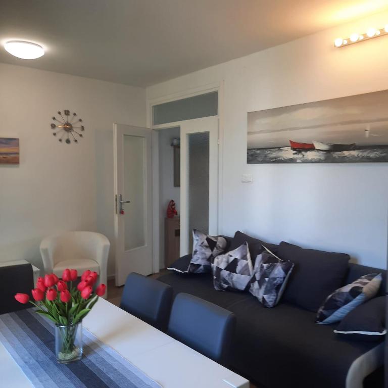 Posezení v ubytování Beach apartment KATE with sea view, balcony and parking, MURTER, DALMATIA