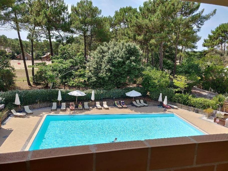 Bazén v ubytovaní Lacanau-Océan T3 terrasse 50m2 au sein d'un complexe touristique alebo v jeho blízkosti