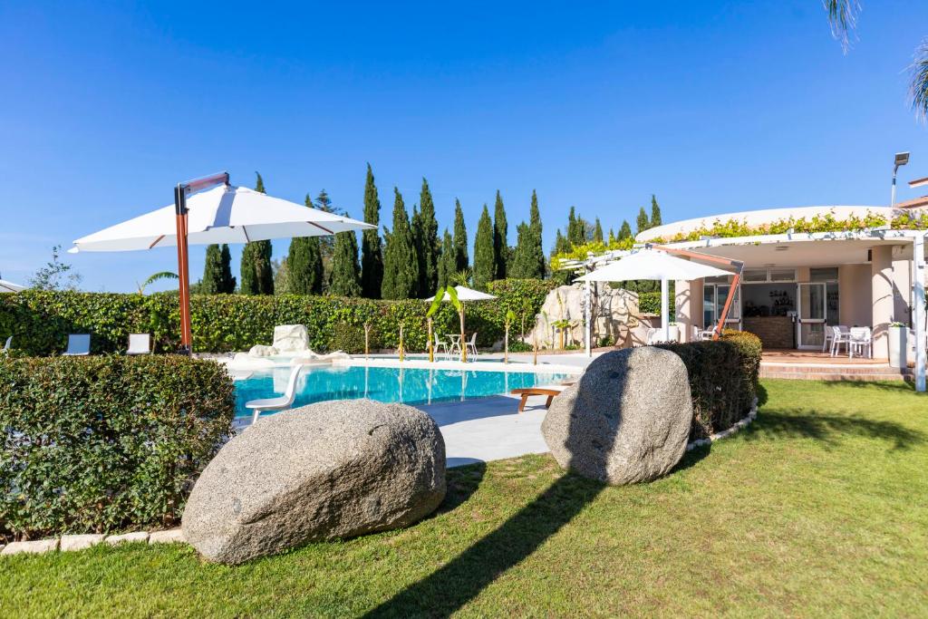 Bazén v ubytování L' Arcobaleno Resort nebo v jeho okolí